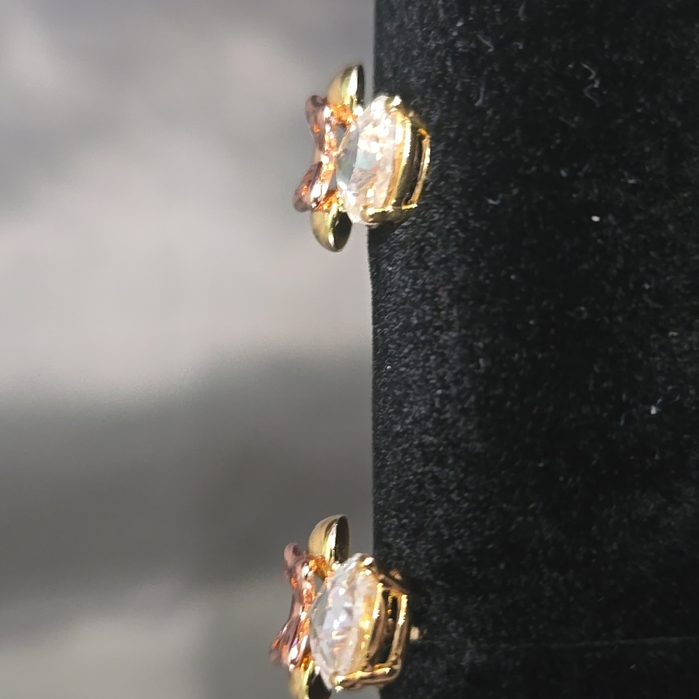 Minnie Mouse Gold Stud Earrings with Pink Bow - Picture 4 of 4